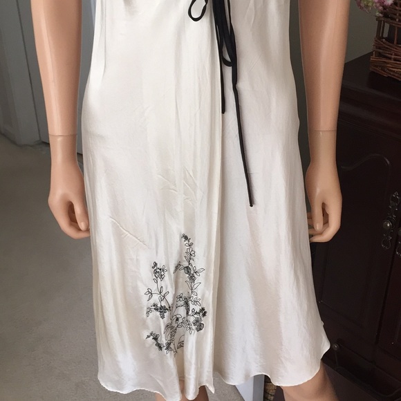 Meibiao Silk Cream Black Embroidered Slip Dress - Picture 4 of 10